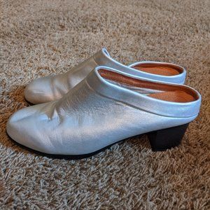 HOPP Collared Mule - Metallic Silver - US Size 9.5
